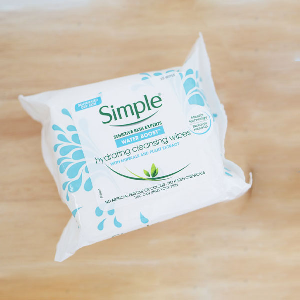 khan-giay-tay-trang-simple-water-boost-hydrating-cleansing-wipes-2